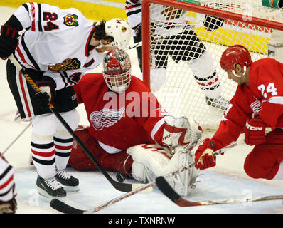 Detroit Red Wings goalie Dominik Hasek der Tschechischen Republik macht eine mit Hilfe von Defenceman Chris Chelios als Chicago Blackhawks rechten Außenstürmer Martin Havlat(24) der Tschechischen Republik Kerbe in der dritten Periode versucht an der Joe Louis Arena in Detroit am 21. Januar 2007 speichern. Die Red Wings besiegten die Blackhawks 4-2. (UPI Foto/Scott R. Galvin) Stockfoto