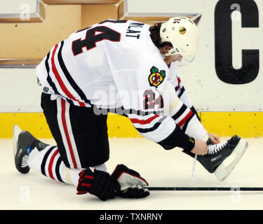 Chicago Blackhawks rechten Außenstürmer Martin Havlat(24) der Tschechischen Republik neu bindet er sich Skate bei einem Timeout in der dritten Periode gegen die Detroit Red Wings in der Joe Louis Arena in Detroit am 21. Januar 2007. Die Red Wings besiegten die Blackhawks 4-2. (UPI Foto/Scott R. Galvin) Stockfoto