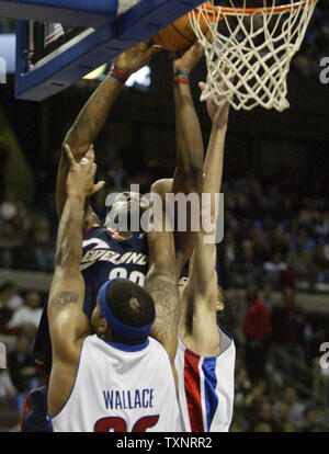 Cleveland Kavaliere vorwärts LeBron James macht einen erschossen, als er von Detroit Pistons vorwärts Rasheed Wallace (36) Im ersten Quartal am Palast der Auburn Hills in Auburn Hills, Michigan Gefoult am 7. März 2007. (UPI Foto/Scott R. Galvin) Stockfoto