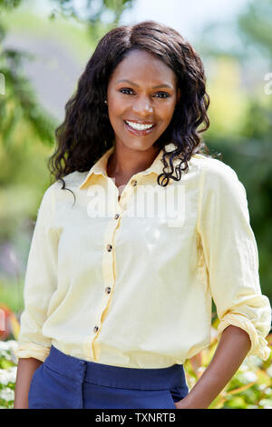 Portrait von attraktiven ethnische Frau im Freien Stockfoto