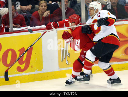 Calgary Flames rechten Außenstürmer Jarome Iginla(12) Kontrollen Detroit Red Wings rechten Außenstürmer Dan Cleary (11) in die Bretter in der dritten Periode während des Spiels eine der Western Conference viertelfinale an der Joe Louis Arena in Detroit am 12. April 2007. Die roten Flügel schlugen die Flammen 4-1. (UPI Foto/Scott R. Galvin) Stockfoto