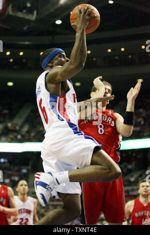 Detroit Pistons guard Flip Murray (6) nimmt den Ball auf, für einen Korb Vergangenheit Toronto Raptors guard Jose Calderon (8) Im dritten Quartal am Palast der Auburn Hills in Auburn Hills, Michigan am 17. April 2007. Die Kolben besiegten die Raptors 100-84. (UPI Foto/Scott R. Galvin) Stockfoto