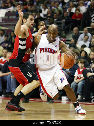 Detroit Pistons guard Chauncey Billups (1) dribbelt Vergangenheit Toronto Raptors guard Jose Calderon im dritten Quartal am Palast der Auburn Hills in Auburn Hills, Michigan am 17. April 2007. Die Kolben besiegten die Raptors 100-84. (UPI Foto/Scott R. Galvin) Stockfoto