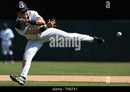 Detroit Tiger zweiter Basisspieler Placido Polanco macht einen Wurf aus einem Treffer durch Chicago White Sox darin Erstad im neunten Inning am Comerica Park in Detroit am 22. April 2007 Erste. Erstad schlagen, die für einen Einzelnen werfen. Die Tiger besiegten die White Sox 6-5 in 12 Innings. (UPI Foto/Scott R. Galvin) Stockfoto