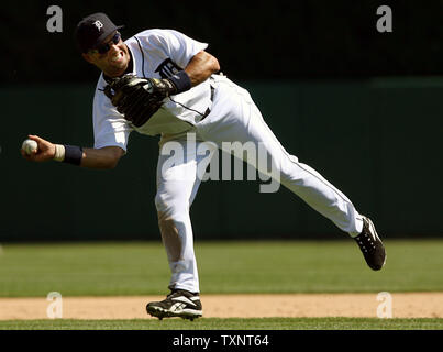 Detroit Tiger zweiter Basisspieler Placido Polanco macht einen Wurf aus einem Treffer durch Chicago White Sox darin Erstad im neunten Inning am Comerica Park in Detroit am 22. April 2007 Erste. Erstad schlagen, die für einen Einzelnen werfen. Die Tiger besiegten die White Sox 6-5 in 12 Innings. (UPI Foto/Scott R. Galvin) Stockfoto