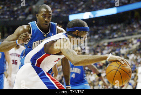 Detroit Kolben schützen Richard Hamilton (32) dribbelt Vergangenheit Orlando Magic center Dwight Howard im dritten Quartal Spiel zwei der Eastern Conference Viertelfinale am Palast der Auburn Hills in Auburn Hills, Michigan am 23. April 2007. Die Kolben besiegten die Magic 98-90 Ein 2-0 in der Reihe zu nehmen. (UPI Foto/Scott R. Galvin) Stockfoto