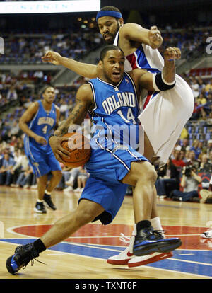 Orlando Magic guard Jameer Nelson (14) wird durch die Detroit Pistons vorwärts Rasheed Wallace im ersten Quartal in Spiel zwei der Eastern Conference Viertelfinale am Palast der Auburn Hills in Auburn Hills, Michigan Gefoult am 23. April 2007. (UPI Foto/Scott R. Galvin) Stockfoto