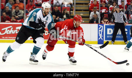 San Jose Sharks center Joe Thornton (19) drücke Detroit Red Wings rechten Außenstürmer Dan Cleary (11) als er den Puck in der dritten Periode während des Spiels eine der Western Conference Semifinals an der Joe Louis Arena in Detroit am 26. April 2007. Die Haie besiegten die Red Wings 2-0. (UPI Foto/Scott R. Galvin) Stockfoto