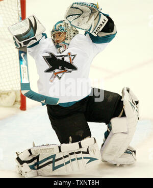 San Jose Sharks goalie Evgeni Nabokov (20) aus Kasachstan macht ein Speichern auf einen Schuß durch die Detroit Red Wings in der zweiten Periode, in Spiel zwei der Western Conference Semifinals an der Joe Louis Arena in Detroit am 28. April 2007. (UPI Foto/Scott R. Galvin) Stockfoto