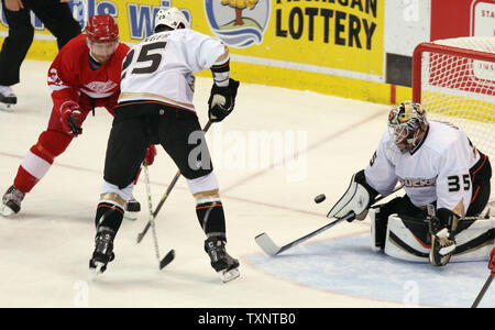 Anaheim Ducks goalie Jean-Sebastien Giguere (35) Macht ein Speichern auf einer Aufnahme des Detroit Red Wings rechten Außenstürmer Mikael Samuelsson aus Schweden in der ersten Periode von Spiel eins der Western Conference Finals an der Joe Louis Arena in Detroit am 11. Mai 2007. (UPI Foto/Scott R. Galvin) Stockfoto