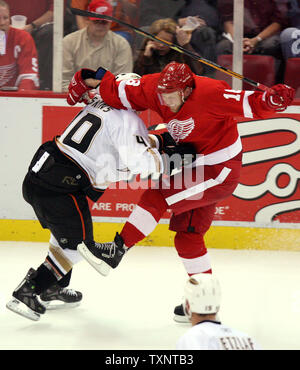 Detroit Red Wings winger nach Kirk Maltby(18) in der zweiten Periode von Spiel eins der Western Conference Finals getroffen wird von Anaheim Ducks defenseman Kent Huskins (40) an der Joe Louis Arena in Detroit am 11. Mai 2007. (UPI Foto/Scott R. Galvin) Stockfoto