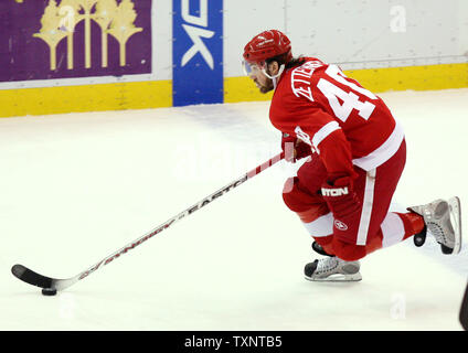 Detroit Red Wings linken Flügelspieler Henrik Zetterberg (40) Schweden skates den Puck aus der defensive Zone gegen die Anaheim Ducks in der zweiten Periode von Spiel eins der Western Conference Finals an der Joe Louis Arena in Detroit am 11. Mai 2007. (UPI Foto/Scott R. Galvin) Stockfoto