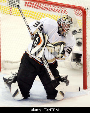 Anaheim Ducks goalie Jean-Sebastien Giguere (35) watchs der Puck abprallen, ihn nach dem Speichern gegen die Detroit Red Wings in der ersten Periode von Spiel zwei der Western Conference Finals an der Joe Louis Arena in Detroit am 13. Mai 2007. (UPI Foto/Scott R. Galvin) Stockfoto