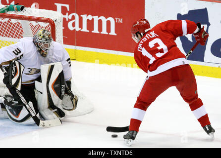 Detroit Red Wings Zentrum Pavel Datsyuk (13) von Russland nimmt einen Schuß auf die Anaheim Ducks goalie Jean-Sebastien Giguere (35) in der ersten Periode von Spiel 5 der Western Conference Finals an der Joe Louis Arena in Detroit am 20. Mai 2007. (UPI Foto/Scott R. Galvin) Stockfoto