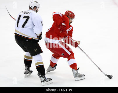 Detroit Red Wings linken Flügelspieler Henrik Zetterberg von Schweden Kufen dem Puck Vergangenheit Anaheim Ducks rechten Außenstürmer Dustin Penner (17) in der ersten Periode von Spiel 5 der Western Conference Finals an der Joe Louis Arena in Detroit am 20. Mai 2007. (UPI Foto/Scott R. Galvin) Stockfoto