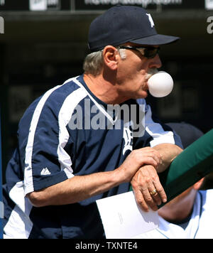 Detroit Tiger Manager Jim Leyland bläst eine Blase mit seinem Kaugummi während er Uhren Vorwärmungen vor dem Spiel gegen die New York Mets am Comerica Park in Detroit am 9. Juni 2007. Die Tiger besiegten die Mets 8-7. (UPI Foto/Scott R. Galvin) Stockfoto