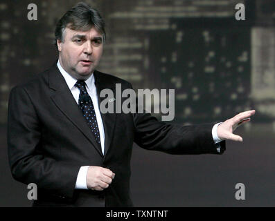 Peter Horbury, Executive Director von Design der Ford Motor Company, stellt die Lincoln MKT Concept Car während des zweiten Tages der Pressekonferenz auf der North American International Auto Show in Detroit 14. Januar 2008. (UPI Foto/Scott R. Galvin) Stockfoto