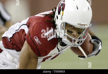 Arizona Cardinals' wide receiver Larry Fitzgerald starrt vor, als er im dritten Quartal gegen die Detroit Lions Nov. 13, 2005 ausgelöst, im Ford Field in Detroit. Die Löwen besiegten die Kardinäle 29-21. (UPI Foto/Scott R. Galvin) Stockfoto