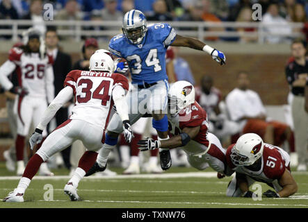 Detroit Lions zurück läuft Kevin Jones (34) wird in die Luft gehoben, als er durch Arizona Cardinals Adrian Wilson (24) Im dritten Quartal Nov. 13, 2005 getroffen wird, im Ford Field in Detroit. Die Löwen besiegten die Kardinäle 29-21. (UPI Foto/Scott R. Galvin) Stockfoto