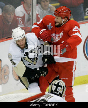 Detroit Red Wings Verteidiger Darren McCarty(R) überprüft, Pittsburgh Penguins Verteidiger Rob Scuderi während der ersten Periode von Spiel 1 des Stanley Cup Finals in der Joe Louis Arena in Detroit am 24. Mai 2008. (UPI Foto/Brian Kersey) Stockfoto