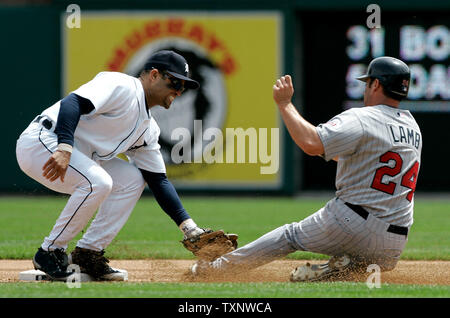 Detroit Tiger zweiter Basisspieler Placido Polanco (L) Tags aus Minnesota Twins' Mike Lamm, wie er versucht, die zweite Basis während der fünften Inning am Comerica Park in Detroit am 25. Mai 2008 zu stehlen. (UPI Foto/Brian Kersey) Stockfoto