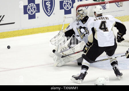 Pittsburgh Penguins goalie Treber - Andre Fleury (29) und Verteidiger Rob Scuderi (4) sehen Sie einen Schuss von Detroit Red Wings Brad Stuart Abprallen von den Brettern und Rebound von Fleury's skate für ein Ziel in der ersten Periode von Spiel 1 des Stanley Cup Finale an der Joe Louis Arena in Detroit am 30. Mai 2009. (UPI Foto/Markierung Cowan) Stockfoto