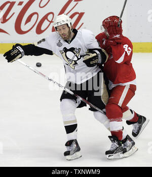 Pittsburgh Penguins defenseman Brooks Orpik (44) überprüft, Detroit Red Wings center Darren Helm (43) während der dritten Periode von Spiel 1 des Stanley Cup Finale an der Joe Louis Arena in Detroit am 30. Mai 2009. Die Red Wings besiegten die Penguins 3-1 eine 1-0 Führung in der besten sieben Reihe zu nehmen. (UPI Foto/Markierung Cowan) Stockfoto