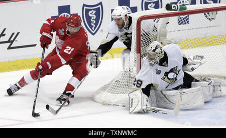 Detroit Red Wings linken Flügel Ville Leino (21) bringt den Puck über das Net Vergangenheit Pittsburgh Penguins Verteidiger Rob Scuderi (4), als er in der dritten Periode von Spiel 1 des Stanley Cup Finale versucht, Kerbe auf goalie Treber - Andre Fleury (29) an der Joe Louis Arena in Detroit am 30. Mai 2009. Die Red Wings besiegten die Penguins 3-1 eine 1-0 Führung in der besten sieben Reihe zu nehmen. (UPI Foto/Markierung Cowan) Stockfoto
