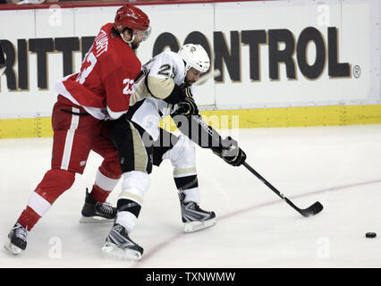 Pittsburgh Penguins Zentrum Maxime Talbot (25) Kämpfe der Vergangenheit Detroit Red Wings Verteidiger Brad Stuart (23.) Für den Puck in der ersten Periode von Spiel 2 des Stanley Cup Finale an der Joe Louis Arena in Detroit am 31. Mai 2009. (UPI Foto/Markierung Cowan) Stockfoto