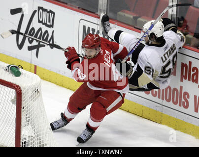Detroit Red Wings center Darren Helm (43) Reisen up Pittsburgh Penguins defenseman Kris Letang (58) in der zweiten Periode von Spiel 2 des Stanley Cup Finale an der Joe Louis Arena in Detroit am 31. Mai 2009. (UPI Foto/Markierung Cowan) Stockfoto