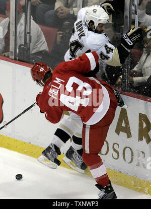 Detroit Red Wings center Darren Helm (43) überprüft, Pittsburgh Penguins defenseman Brooks Orpik (44) in der zweiten Periode von Spiel 5 der 2009 Stanley Cup Finale an der Joe Louis Arena in Detroit am 6. Juni 2009. (UPI Foto/Markierung Cowan) Stockfoto