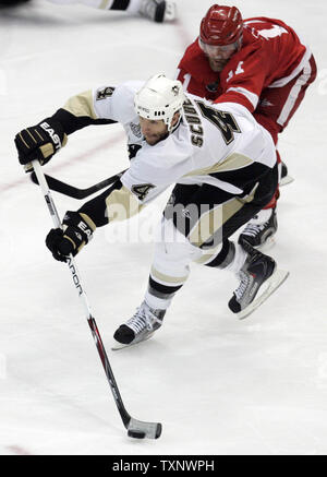 Pittsburgh Penguins Verteidiger Rob Scuderi (4) Bringt den Puck nach oben Eis Vergangenheit Detroit Red Wings rechten Flügel Dan Cleary (11) während der zweiten Periode von Spiel 7 der 2009 Stanley Cup Finale an der Joe Louis Arena in Detroit am 12. Juni 2009. (UPI Foto/Markierung Cowan) Stockfoto
