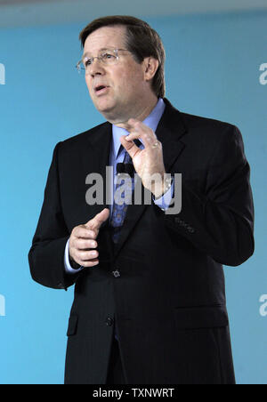 Jim Lentz, Präsident von Toyota Motor Sales, stellt der Toyota FT-CH Hybrid Concept Car auf der 2010 North American International Auto Show im Cobo Center in Detroit, MI., 11. Januar 2010. UPI Foto/Markierung Cowan Stockfoto