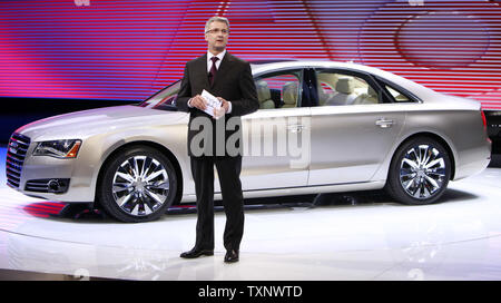 Audi-chef Rupert Stadler führt die A8 auf der 2010 North American International Auto Show im Cobo Center in Detroit, MI., 11. Januar 2010. UPI Foto/Markierung Cowan Stockfoto