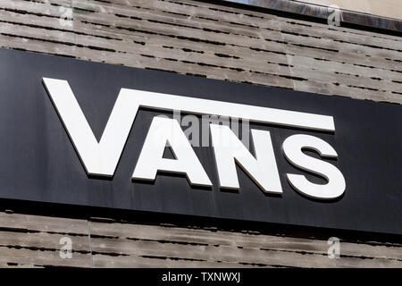 Merignac, Frankreich - Juni 5, 2017: Vans Logo auf einer Wand. Vans ist ein amerikanischer Hersteller von Schuhen, in Cypress, Kalifornien, durch VF Corporation basieren Stockfoto
