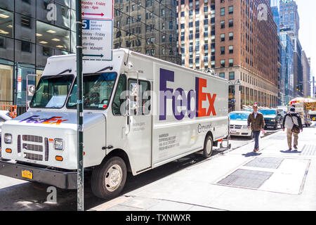 NEW YORK, USA - 15. MAI 2019: FedEx Express Lkw in Midtown Manhattan. FedEx ist einer der führenden Paketdienste bietet viele verschiedene Stockfoto