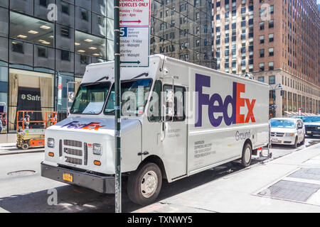 NEW YORK, USA - 15. MAI 2019: FedEx Express Lkw in Midtown Manhattan. FedEx ist einer der führenden Paketdienste bietet viele verschiedene Stockfoto