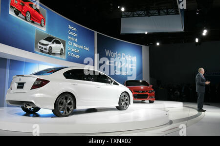 John Mendel, Vizepräsident der American Honda Motor Company, stellt die Civic Concept Car 2012 auf der 2011 North American International Auto Show im Cobo Center in Detroit, 10. Januar 2011. UPI Foto/Markierung Cowan Stockfoto