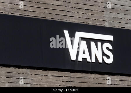 Merignac, Frankreich - Juni 5, 2017: Vans Logo auf einer Wand. Vans ist ein amerikanischer Hersteller von Schuhen, in Cypress, Kalifornien, durch VF Corporation basieren Stockfoto