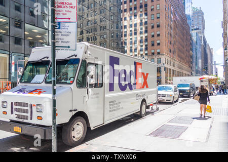 NEW YORK, USA - 15. MAI 2019: FedEx Express Lkw in Midtown Manhattan. FedEx ist einer der führenden Paketdienste bietet viele verschiedene Stockfoto