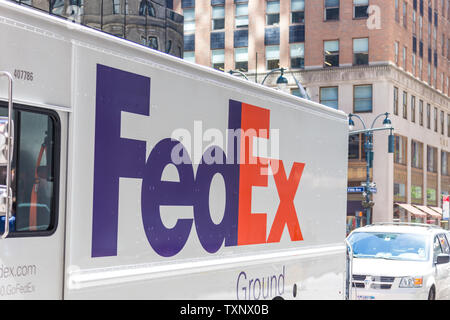 NEW YORK, USA - 15. MAI 2019: FedEx Express Lkw in Midtown Manhattan. FedEx ist einer der führenden Paketdienste bietet viele verschiedene Stockfoto