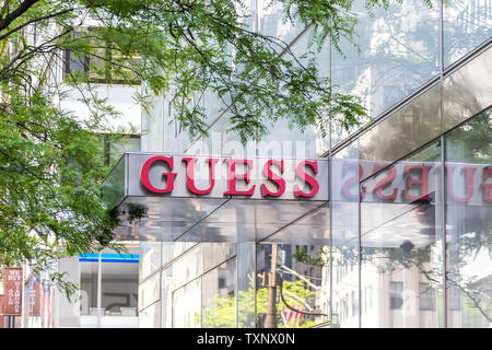 NEW YORK, USA - 15. MAI 2019: Repräsentant der Guess Stores in Manhattan. Vermutung ist eine amerikanische Kleidung Marke und Einzelhändler. Stockfoto