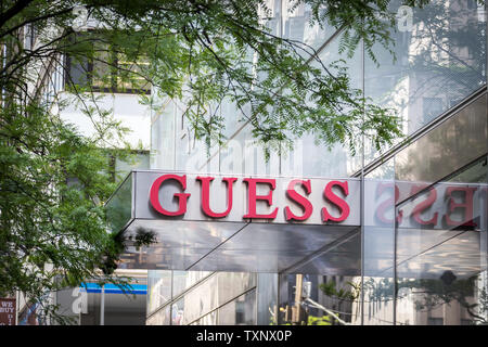 NEW YORK, USA - 15. MAI 2019: Repräsentant der Guess Stores in Manhattan. Vermutung ist eine amerikanische Kleidung Marke und Einzelhändler. Stockfoto
