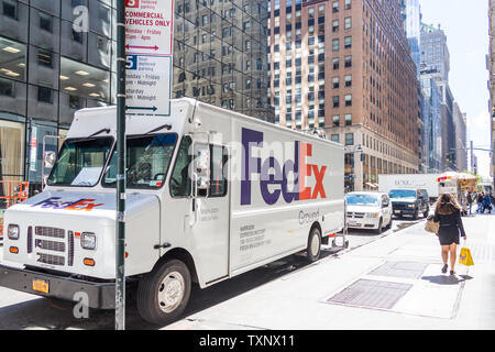 NEW YORK, USA - 15. MAI 2019: FedEx Express Lkw in Midtown Manhattan. FedEx ist einer der führenden Paketdienste bietet viele verschiedene Stockfoto