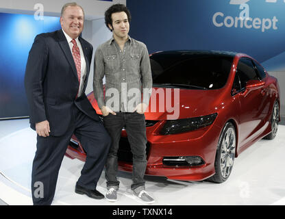 John Mendel, Vizepräsident der American Honda Motor Company, Links, und Fall Out Boy's Pete Wentz die Civic Concept Car 2012 auf der 2011 North American International Auto Show vor im Cobo Center in Detroit, 10. Januar 2011. UPI Foto/Markierung Cowan Stockfoto