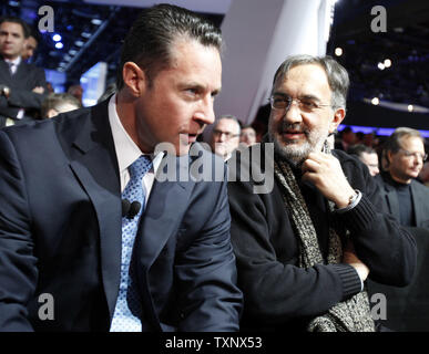 Sergio Marchionne, rechts, Vorsitzender und CEO der Chrysler Group und Fiat spricht mit Reid Bigland, Links, Präsident und CEO von Dodge vor der Präsentation des neuen Dodge Dart auf der 2012 North American International Auto Show im Cobo Center in Detroit, 9. Januar 2012 zu offenbaren. UPI/Mark Cowan Stockfoto