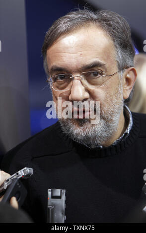 Sergio Marchionne, Vorstandsvorsitzender und CEO der Chrysler Group und Fiat antworten Reporter Fragen nach dem Maserati media Event auf der 2012 North American International Auto Show im Cobo Center in Detroit, 10. Januar 2012. UPI/Mark Cowan Stockfoto