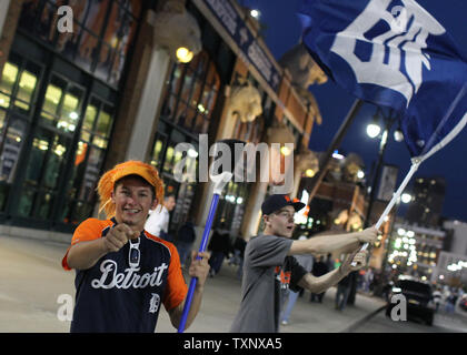 Fans jubeln außerhalb von Comerica Park vor Spiel 4 Der ALCS Reihe zwischen den Detroit Tiger und die New York Yankees in Detroit am 17. Oktober 2012. UPI/Molly Riley Stockfoto