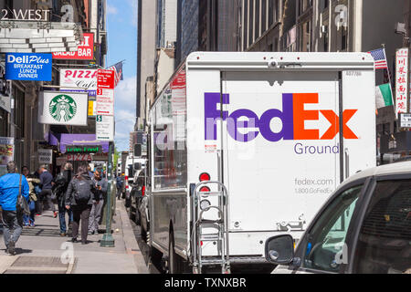 NEW YORK, USA - 15. MAI 2019: FedEx Express Lkw in Midtown Manhattan. FedEx ist einer der führenden Paketdienste bietet viele verschiedene Stockfoto