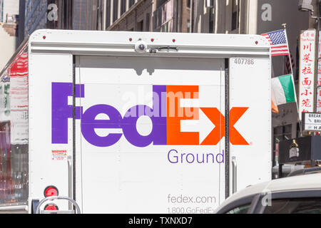 NEW YORK, USA - 15. MAI 2019: FedEx Express Lkw in Midtown Manhattan. FedEx ist einer der führenden Paketdienste bietet viele verschiedene Stockfoto